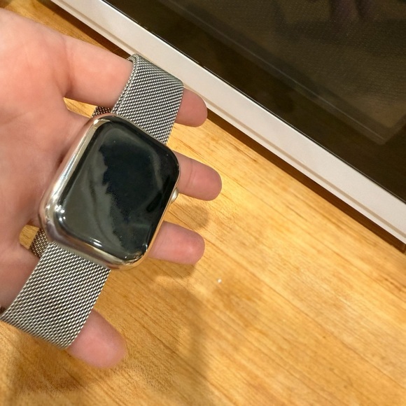 Apple Watch Series 8 (45mm, GPS) + EXTRAS - Picture 5 of 6